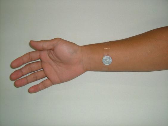 �O�֌��ɂP�~���Z���e�[�v�œ\��t���Ă���ʐ^